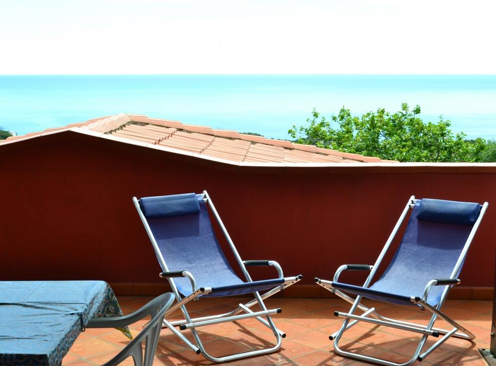 Le sdraio sul terrazzo vista mare